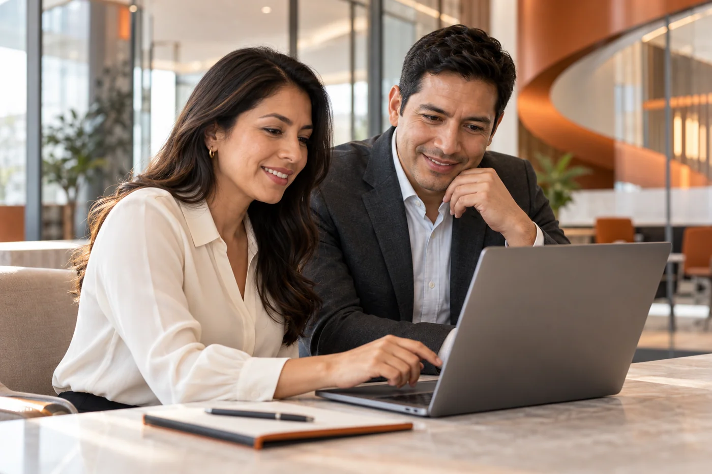 Profesionales latinoamericanos colaborando en la planificación comercial de una empresa